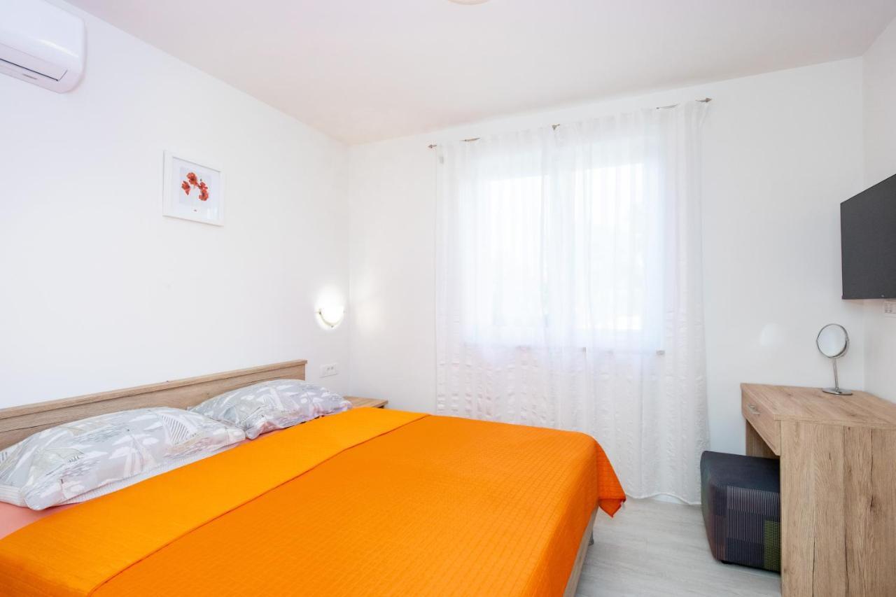 Apartman Ivona U Prizemlju Малинска Экстерьер фото