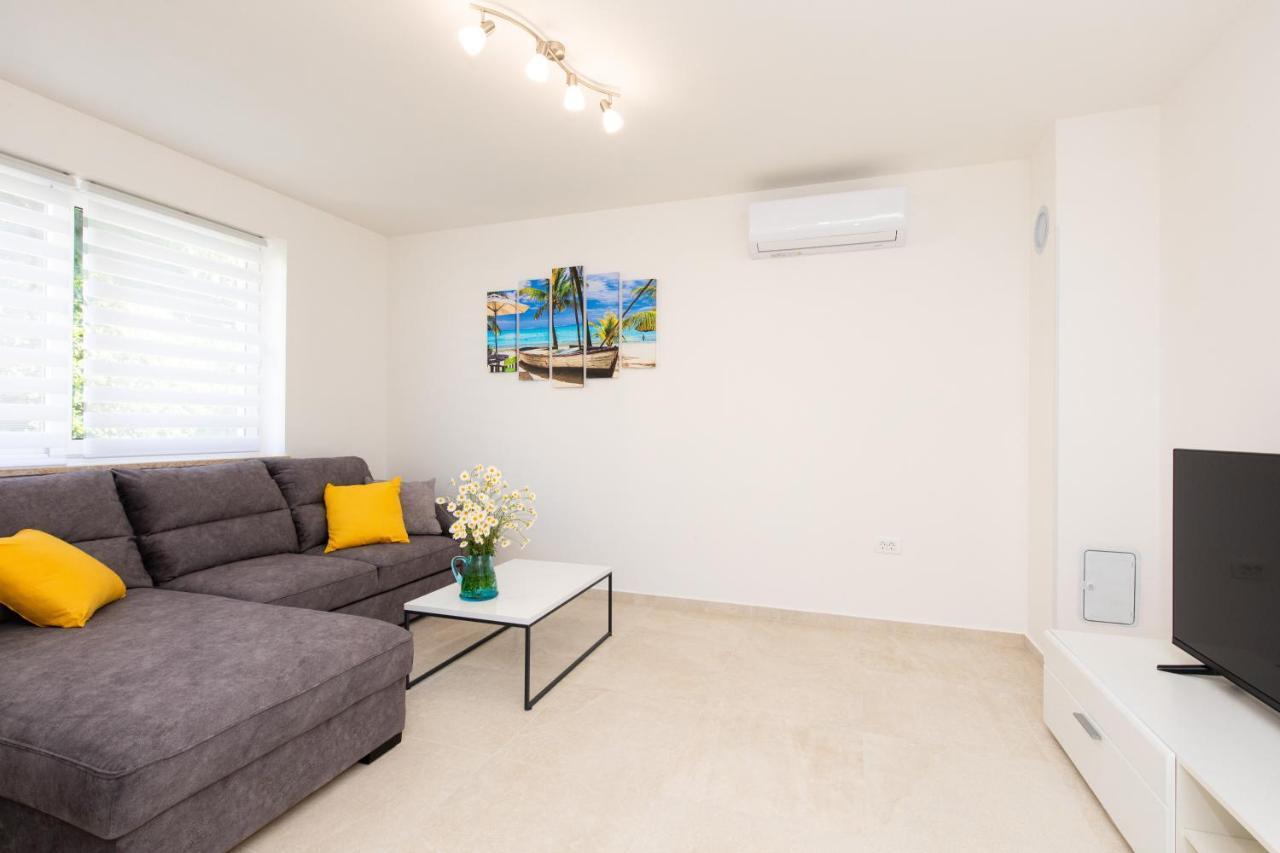 Apartman Ivona U Prizemlju Малинска Экстерьер фото