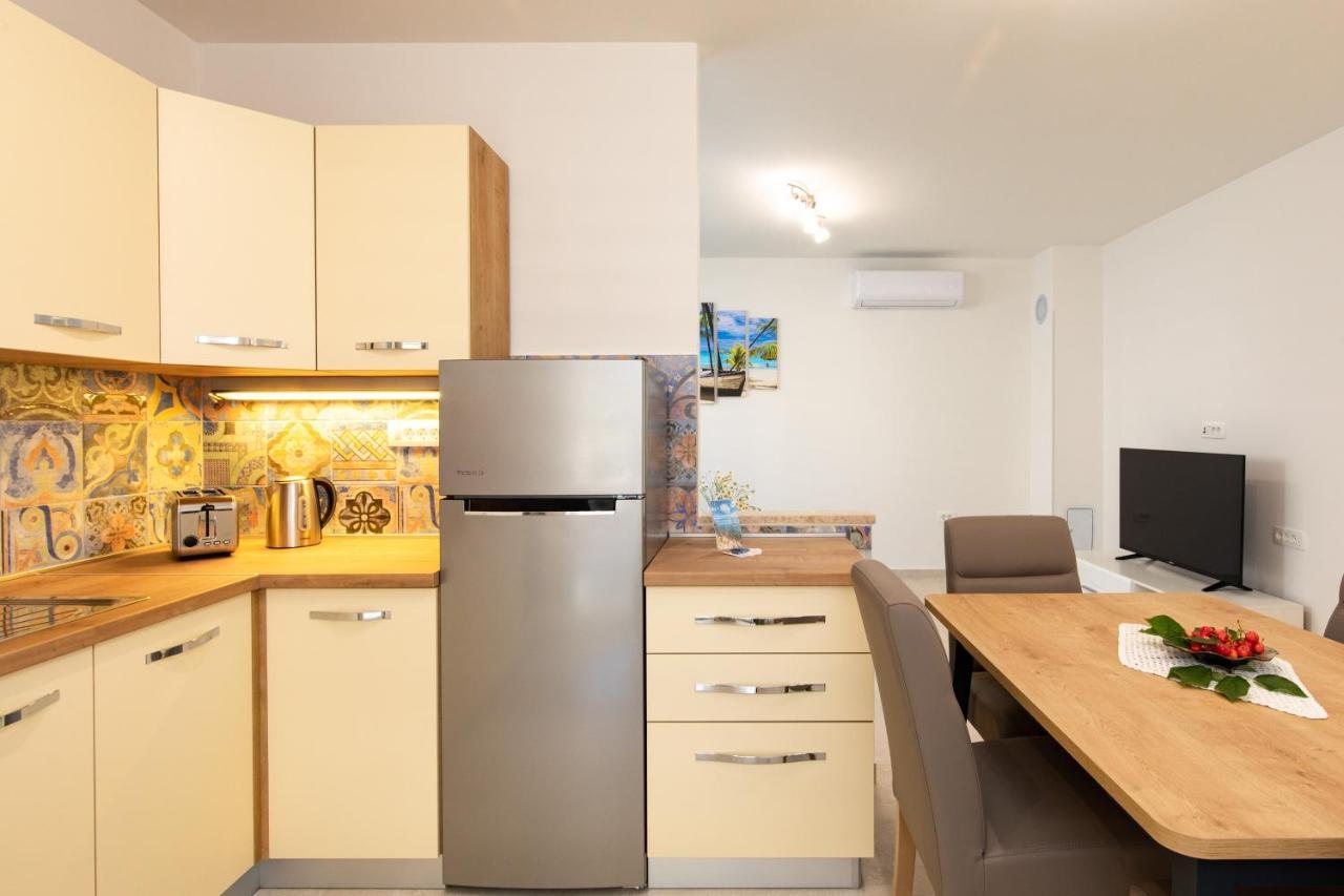 Apartman Ivona U Prizemlju Малинска Экстерьер фото