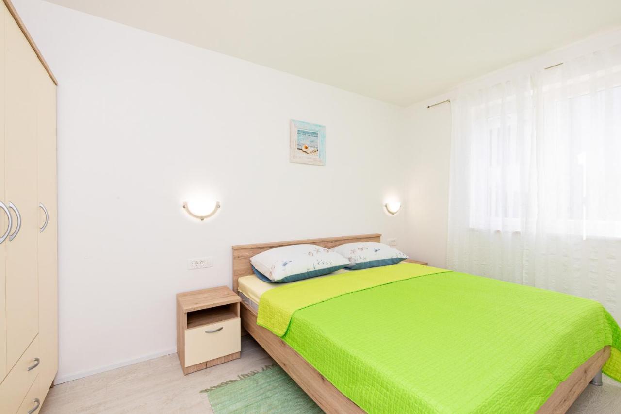 Apartman Ivona U Prizemlju Малинска Экстерьер фото