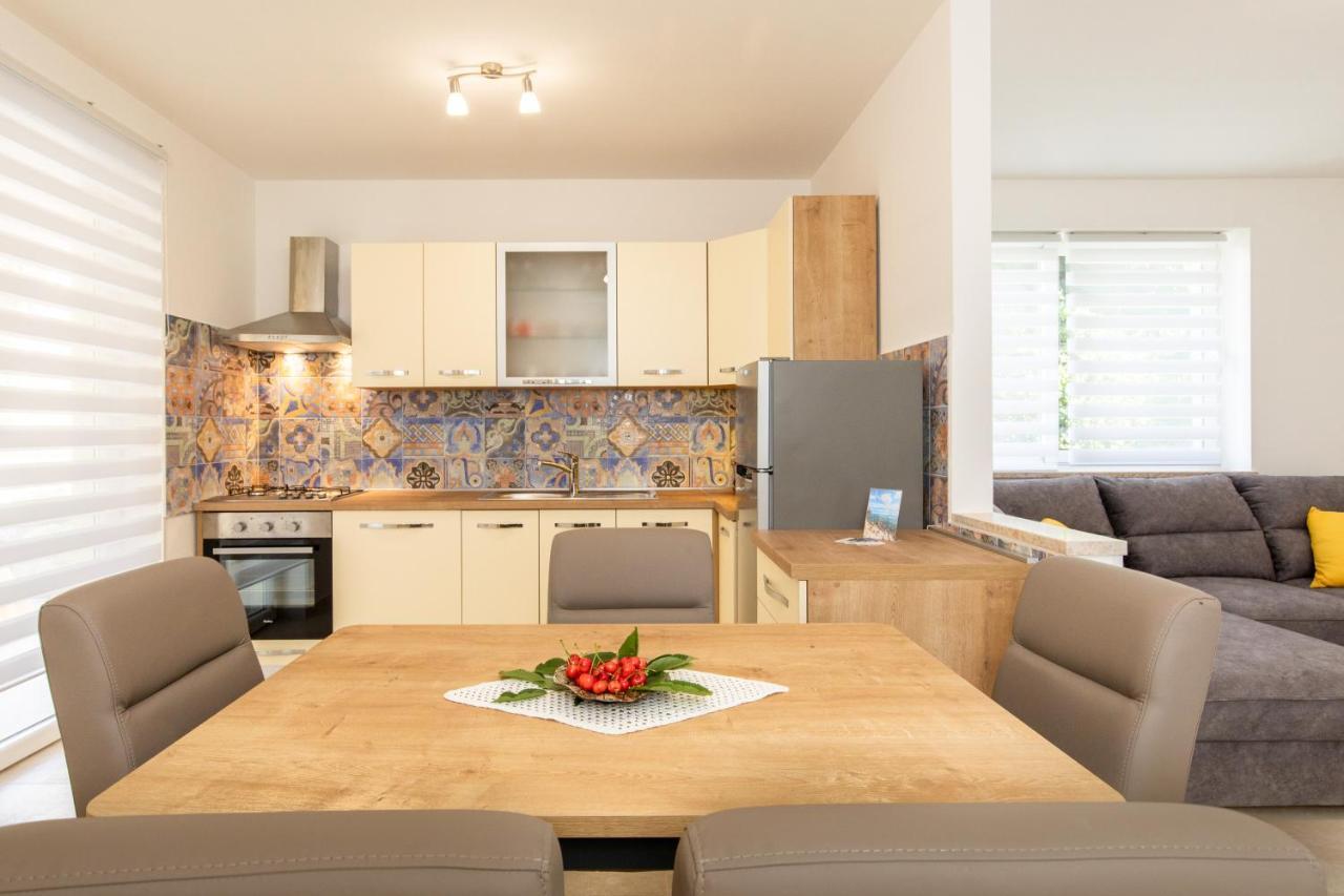 Apartman Ivona U Prizemlju Малинска Экстерьер фото